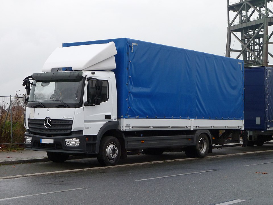 960px-Mercedes_Atego_Modell_2013_S_Pritschen-Lkw_weiss_Plane_blau
